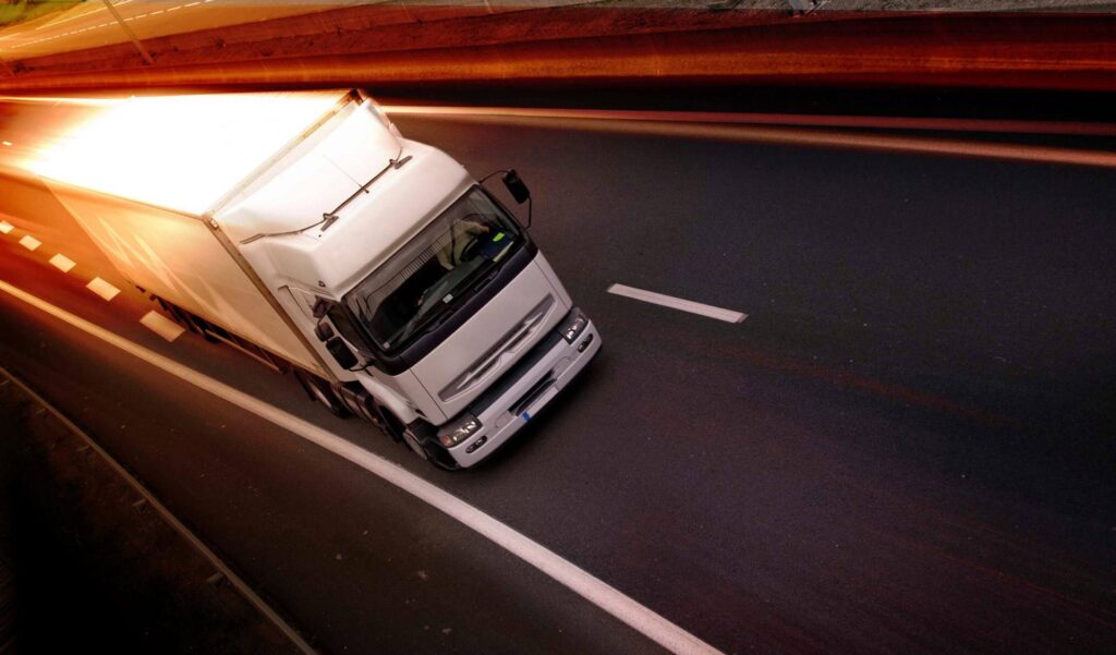 Camion en autopista