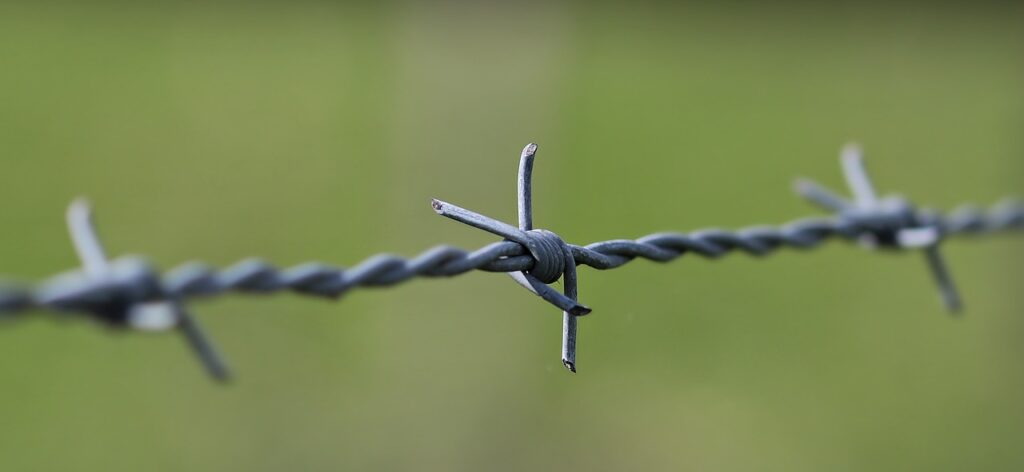 barbed wire 2797302 1280